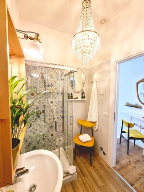 Classic Double Room | Bathroom - Napoli Tree - Lungomare (Naples)