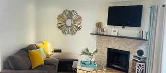 Uptown welcoming 2+2 w/patio & Katy-trail access!