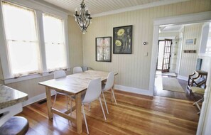 Dining - BEST LOCATION in CVX! 1.5 blocks from Lake MI Beach & DOWNTOWN CHARLEVOIX! (Charlevoix)