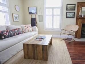 Smart TV, fireplace, DVD player, books - BEST LOCATION in CVX! 1.5 blocks from Lake MI Beach & DOWNTOWN CHARLEVOIX! (Charlevoix)