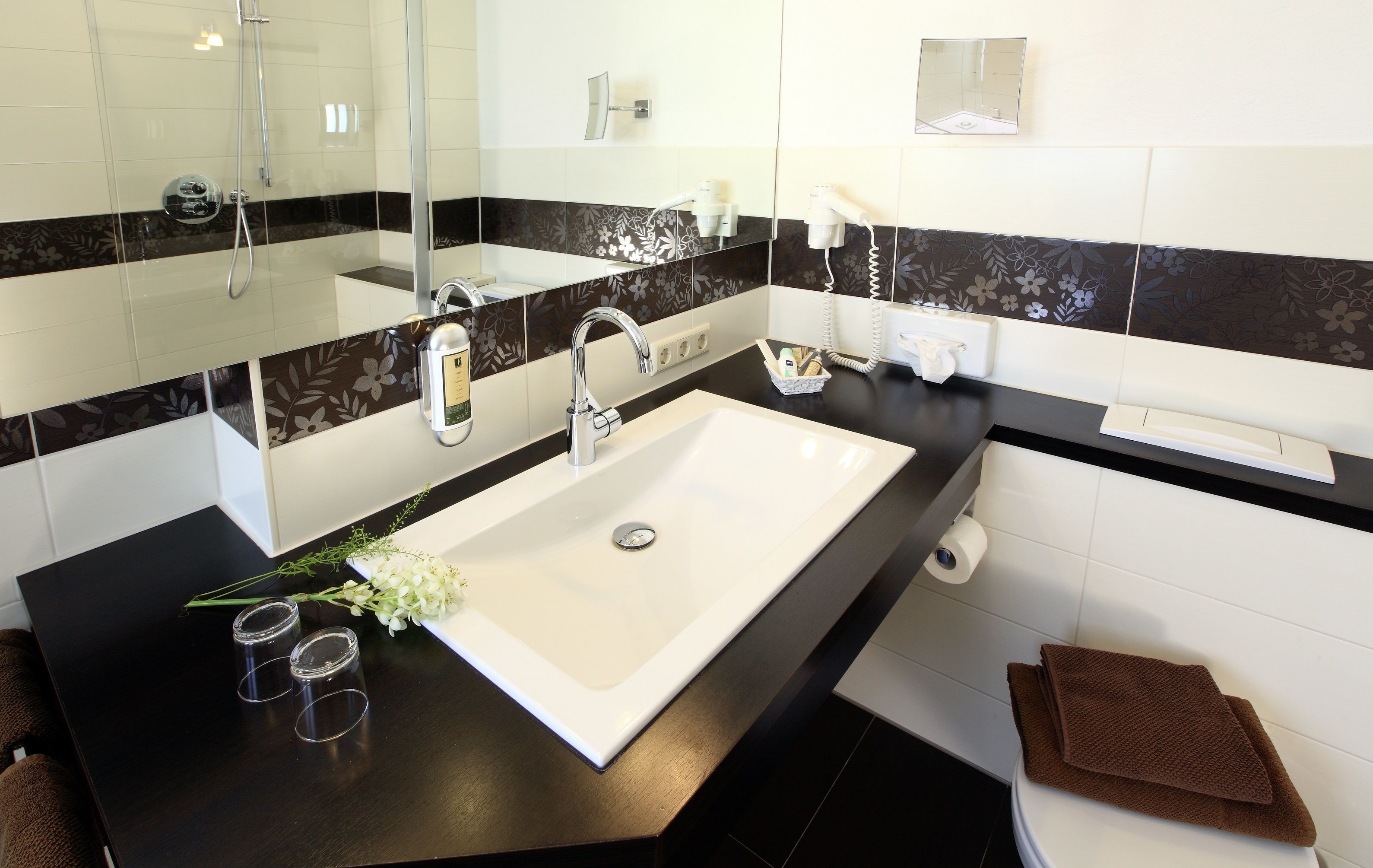 shower, free toiletries, bathrobes, towels