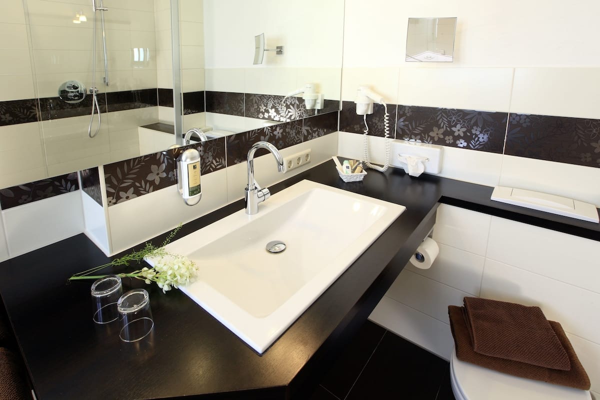 shower, free toiletries, bathrobes, towels