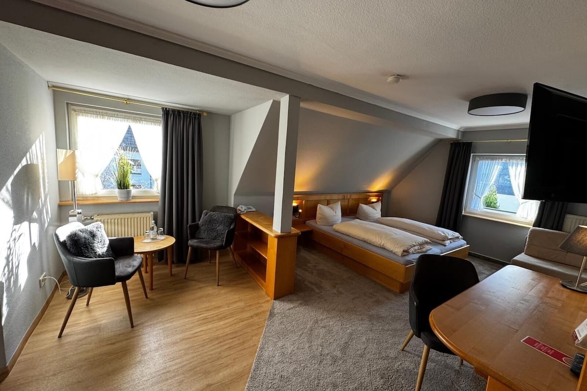 deluxe double room | 1 bedroom, hypo-allergenic bedding, in-room safe, desk