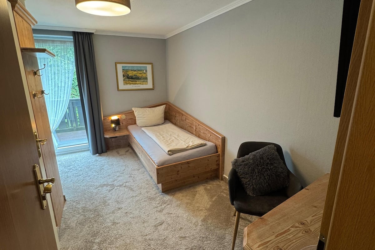 single room | 1 bedroom, hypo-allergenic bedding, in-room safe, desk