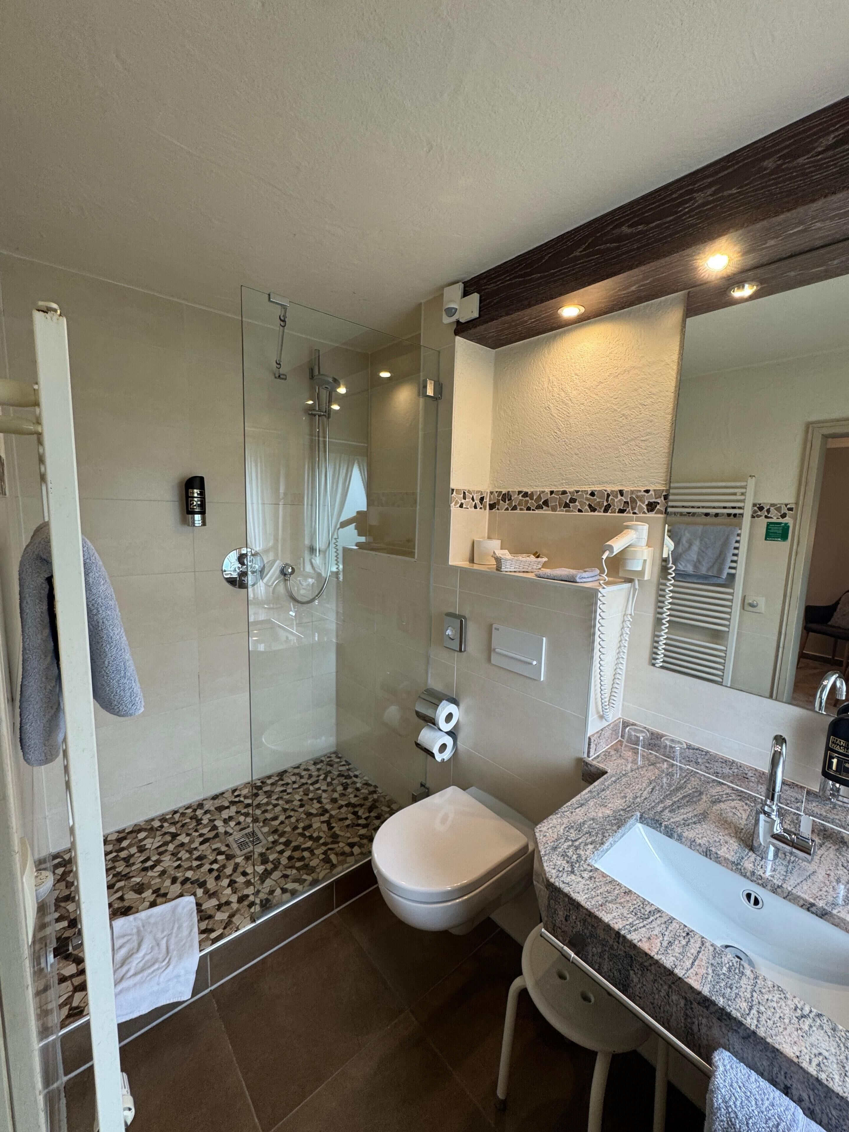standard double room | bathroom | shower, free toiletries, bathrobes, towels