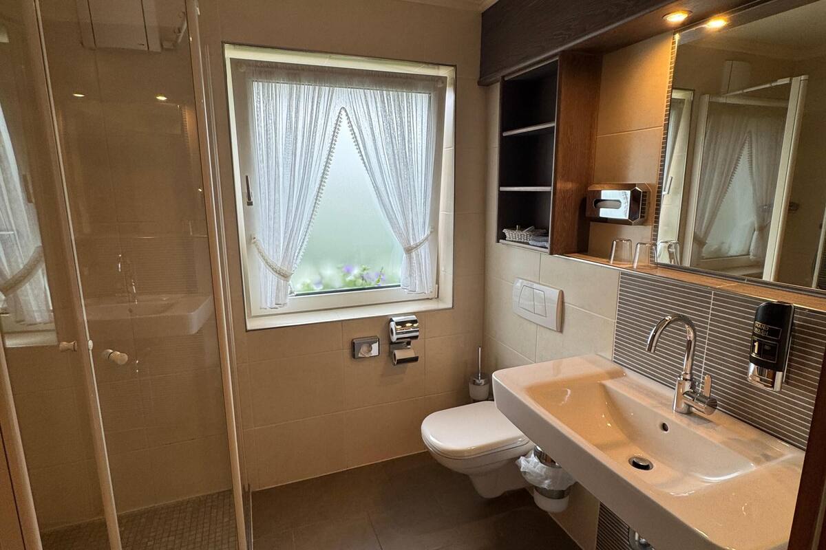 deluxe double room | bathroom | shower, free toiletries, bathrobes, towels