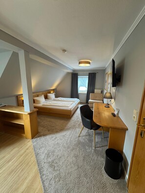Deluxe Double Room | Hypo-allergenic bedding, in-room safe, desk, soundproofing - Hotel Engemann Kurve (Winterberg)