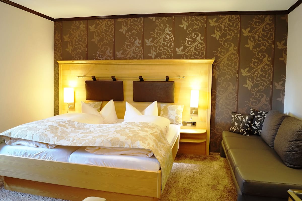 deluxe double room | 1 bedroom, hypo-allergenic bedding, in-room safe, desk