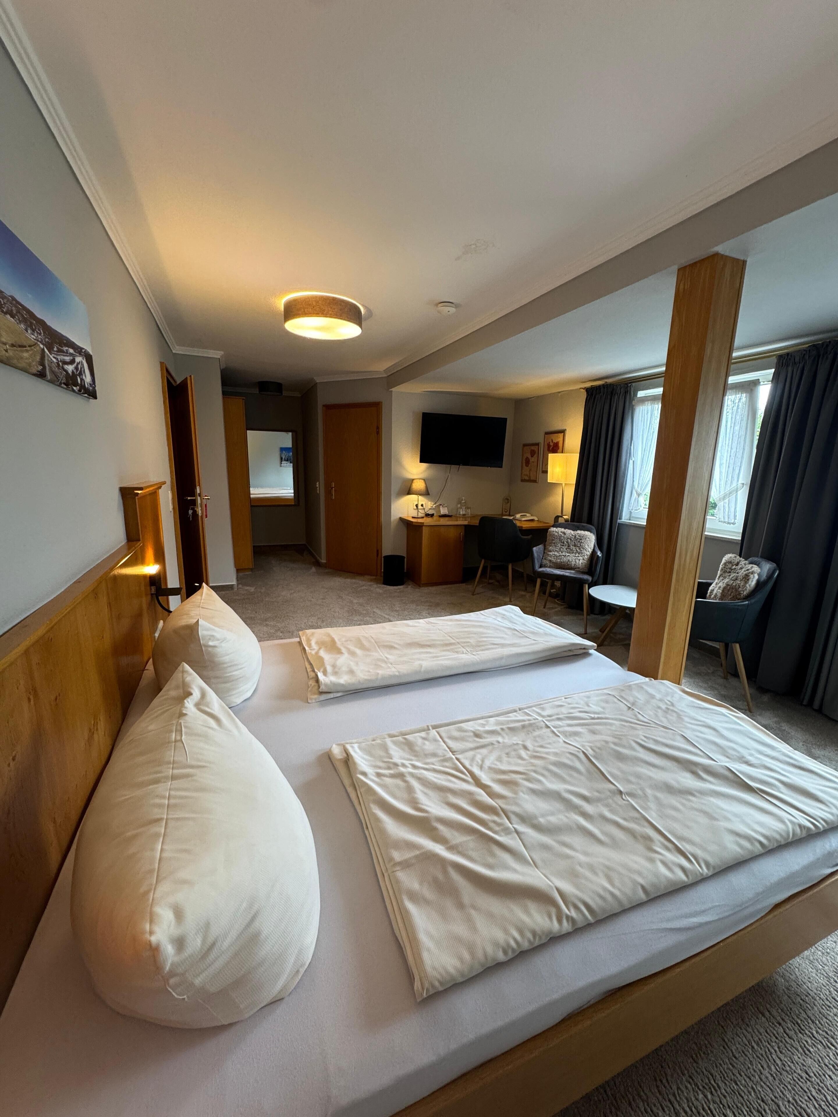 deluxe double room | 1 bedroom, hypo-allergenic bedding, in-room safe, desk