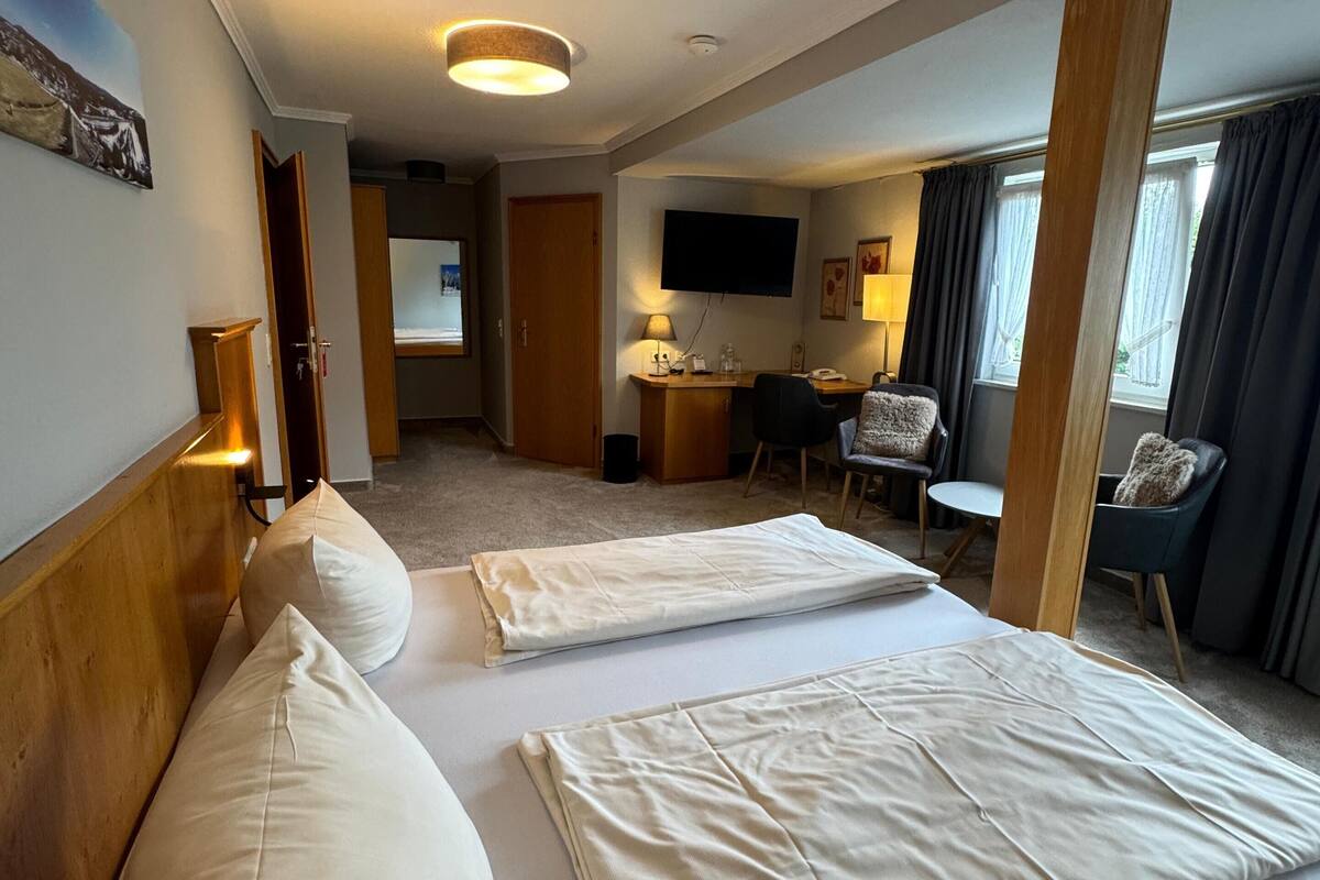 deluxe double room | 1 bedroom, hypo-allergenic bedding, in-room safe, desk