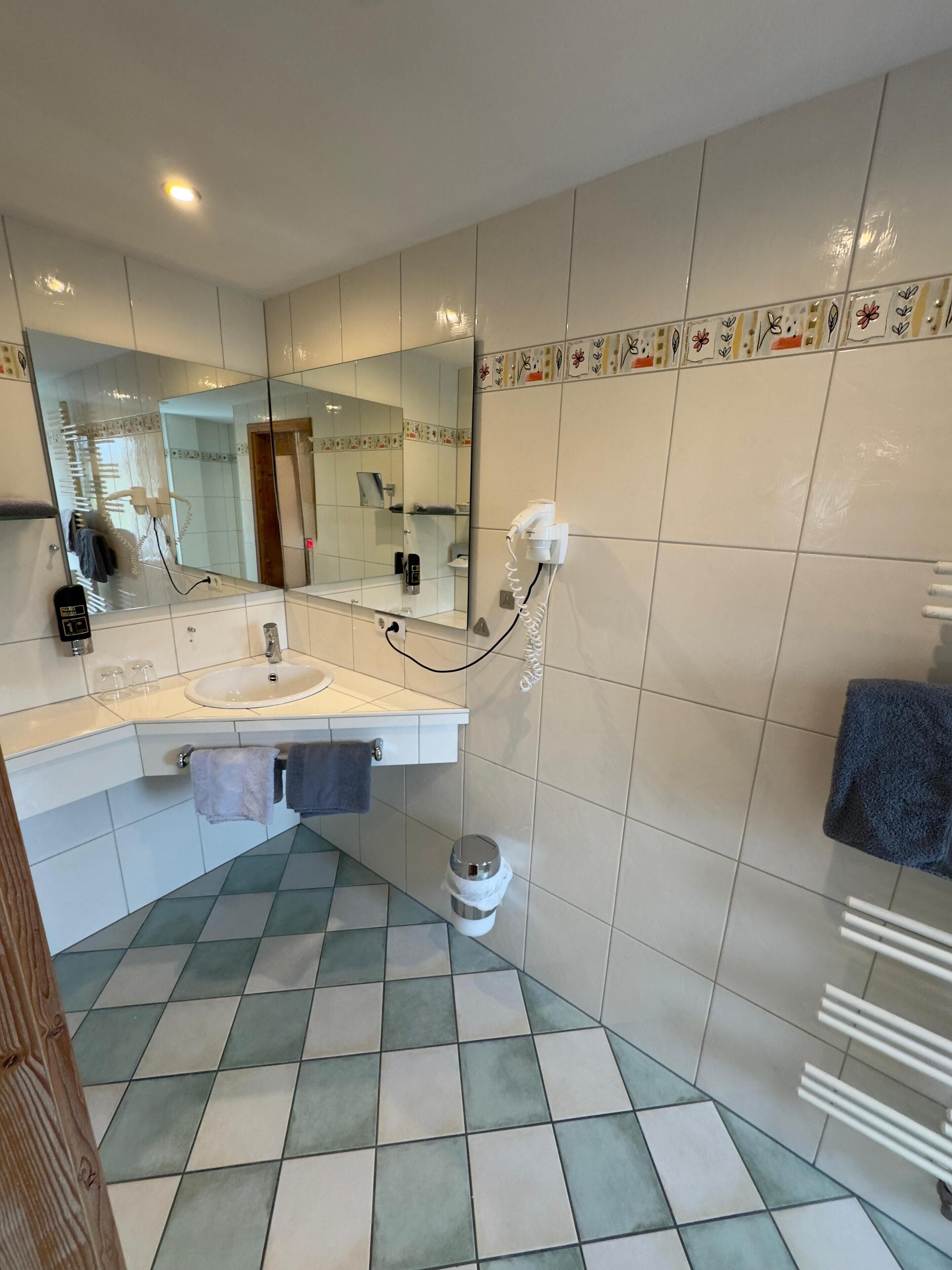 comfort double room | bathroom | shower, free toiletries, bathrobes, towels