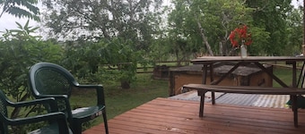 Country Quiet. Walk to Market. Bus to San Ignac & Spanish Look. Upstairs w. Deck