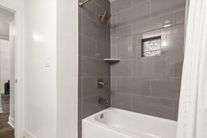 Baignoire, articles de toilette gratuits, sĂšche-cheveux