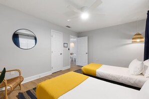 2 bedrooms, iron/ironing board, travel crib, WiFi - Island Suite l Walk to Downtown! (St. Augustine)
