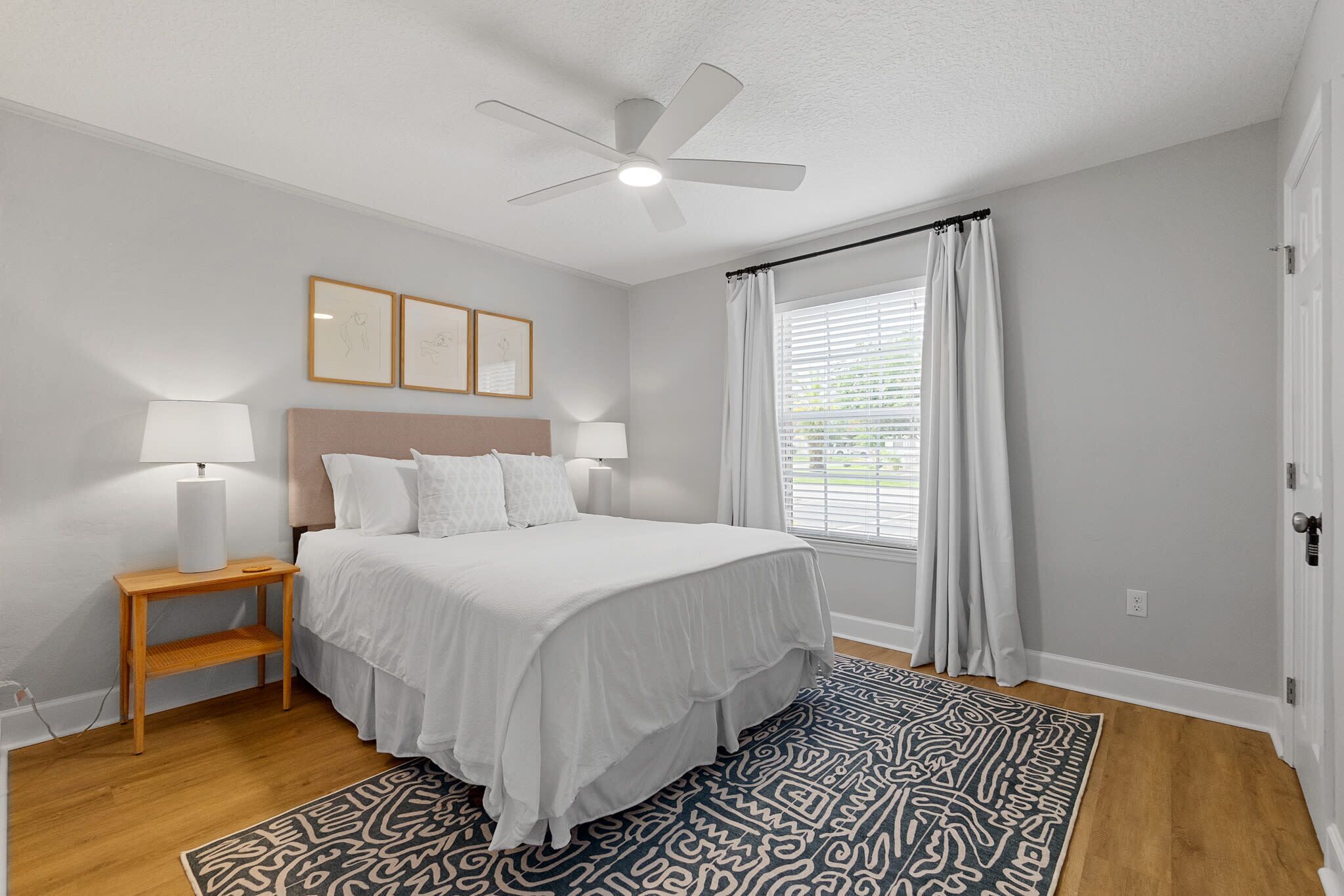 2 habitaciones, tabla de planchar con plancha, cuna de viaje y wifi 