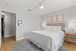2 bedrooms, iron/ironing board, travel crib, WiFi - Island Suite l Walk to Downtown! (St. Augustine)
