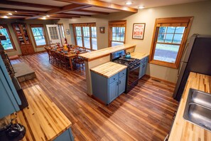 Fridge, microwave, oven, stovetop - Fantastic 4-Season Cabin at Baxter Lake - Sleeps 8 -  Dog Friendly  (Farmington)