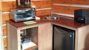 Eine kleine Küche mit einem Toaster, einer Spüle und einem Kühlschrank.