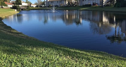 Geschmackvoll eingerichtet Stadthaus Condo Nähe IMG Academy und Florida Strände