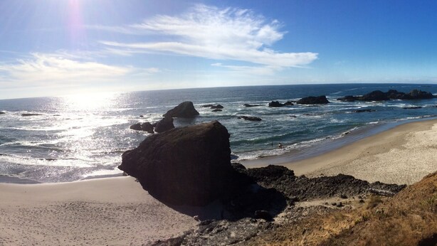 A beach with clear skies, rocky outcrops, and waves. - NO CLEANING FEES! A Little Bit of Heaven-FREE Kayaks-Launch From Bank-Near Beach (Waldport)