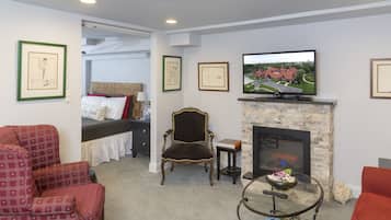 Een televisie, een open haard en boeken