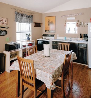 Dining - The Hondo Cabin @ Whiskey Mountain - 2 BD/1 Bath Great Location! (Leakey)