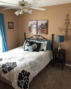 3 habitaciones, escritorio, tabla de planchar con plancha y wifi