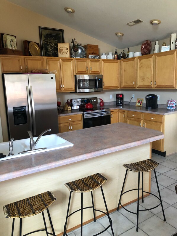 Refrigerador, microondas, horno y parrilla de estufa