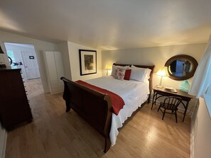 2 bedrooms, desk, iron/ironing board, WiFi