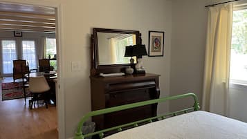 2 bedrooms, desk, iron/ironing board, WiFi
