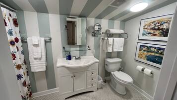 Chuveiro/banheira combinados, secador de cabelo, toalhas de banho