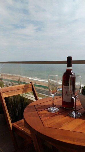 Outdoor dining - Ocean view apartment close to airport (San Miguel)