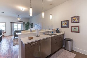 Frigorífico, microondas, horno y placa de cocina