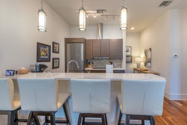 Frigorífico, microondas, horno y placa de cocina