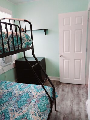 2 bedrooms, WiFi - Cottage 100 Yards from Water (Lakeside Marblehead)