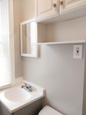 Bathroom - Cottage 100 Yards from Water (Lakeside Marblehead)