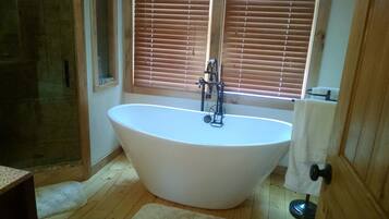 Séchoir à cheveux, serviettes fournies, savon, shampooing