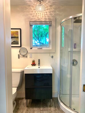 Suihku, hiustenkuivaaja, pyyhkeet, saippua