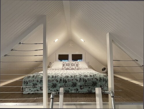 Unique Zen Tiny House 2 mi to Beach ~ Free Bikes! Minutes to Historic Charleston
