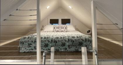 Unique Zen Tiny House 2 mi to Beach ~ Free Bikes! Minutes to Historic Charleston