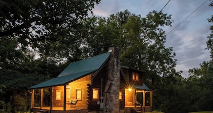 Retiro de aguas ondulantes | Cabaña rústica frente al río en Townsend, TN