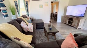 Smart TV, books, computer monitors, printers - ★ La Buena Pescada 🎣 Coastal Cottage 3 Bedroom 2 Bath, Gated Yard, Boat Parking (Aransas Pass)