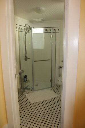 Combined shower/bathtub, hair dryer, bathrobes, slippers - Upscale Studio in Exclusive Claremont Neighborhood of Berkeley (Berkeley)