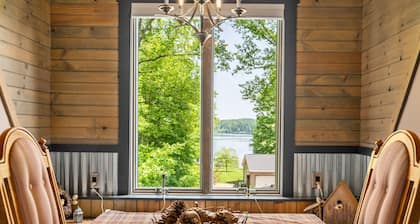 Charming Lake Loft, Beautiful Lake & Ravine View, Hot Tub, Kayaks,Sauna,King Bed