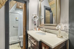 Shower, hair dryer, towels - Charming Lake Loft, Beautiful Lake & Ravine View, Hot Tub, Kayaks,Sauna,King Bed (Logan)