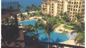 Una piscina al aire libre, una piscina climatizada