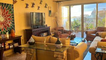 Smart TV, DVD player, livros, biblioteca musical