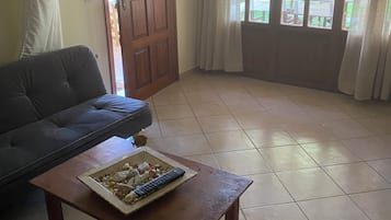 Fernseher, Kamin, DVD-Player, Tischfußball