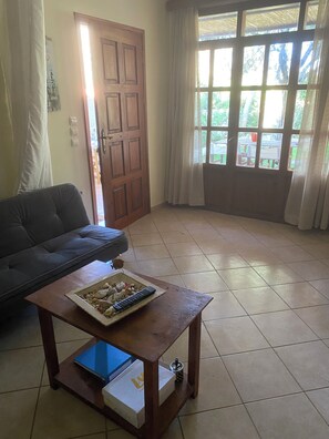 Fernseher, Kamin, DVD-Player, Tischfußball