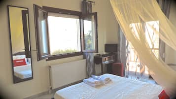 3 chambres, coffres-forts dans les chambres, fer et planche à repasser